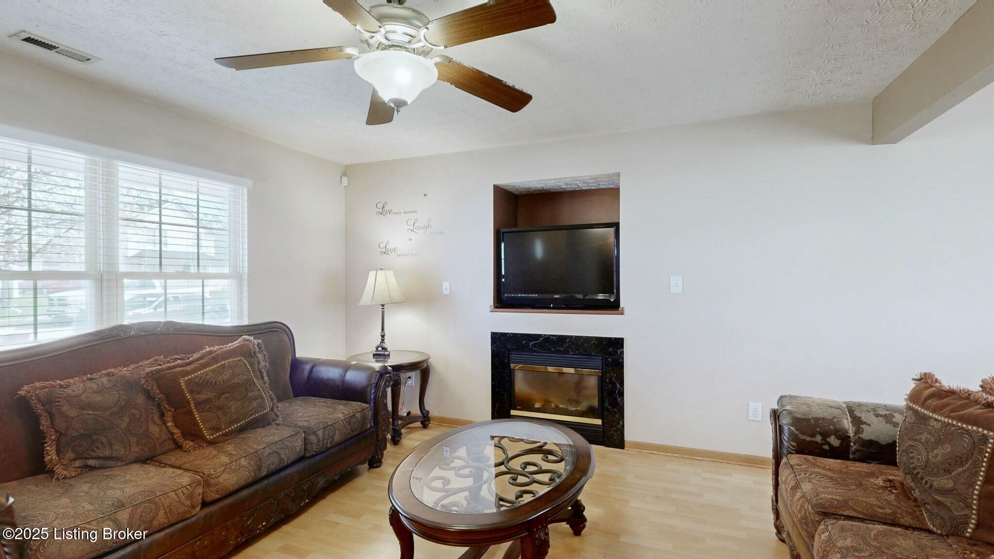 6537 Hunters Chase Ln, Louisville, Pennsylvania image 4