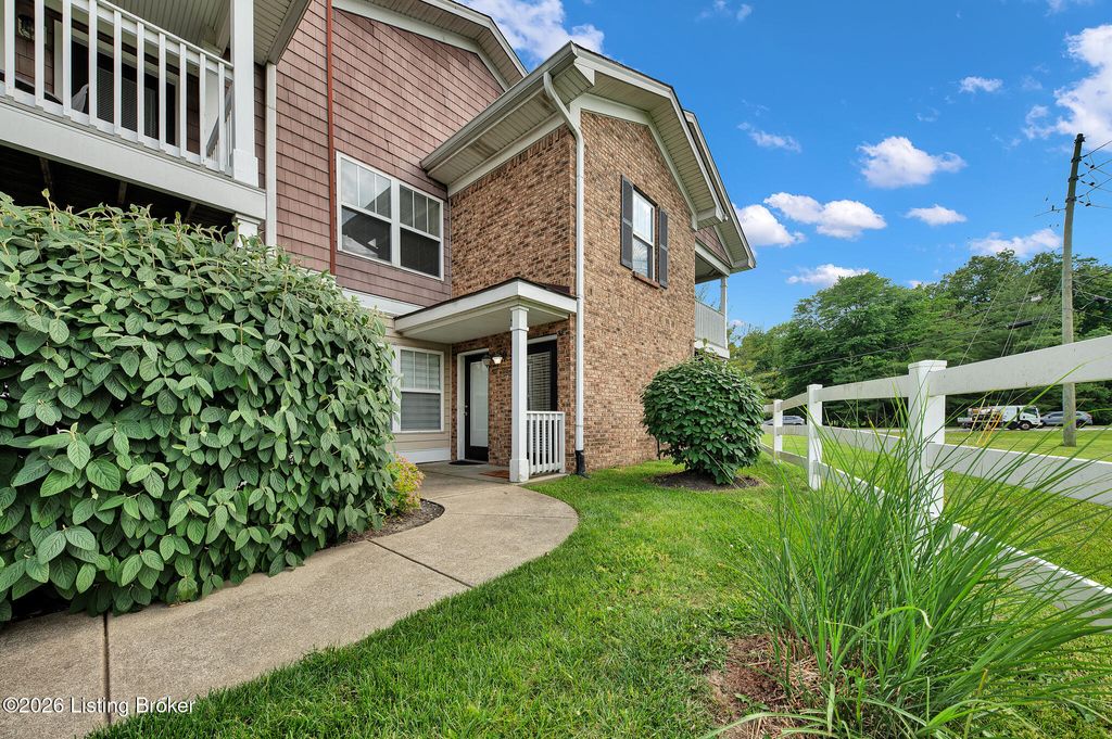 Photo of 6520 Brook Bend Way #203, Louisville, KY 40229 (MLS # 1718263)