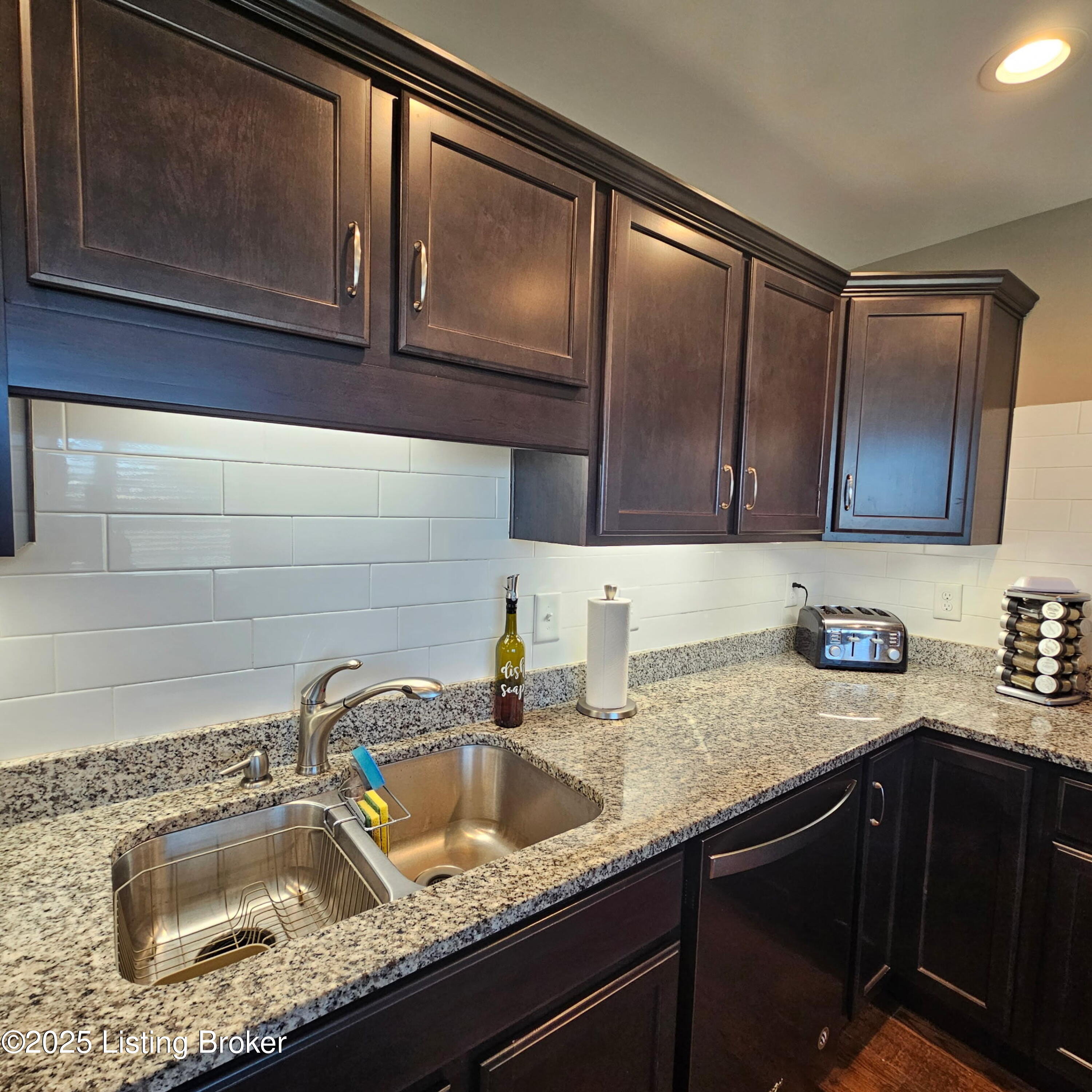 997 Shady Brook Ln, Louisville, Kentucky image 14