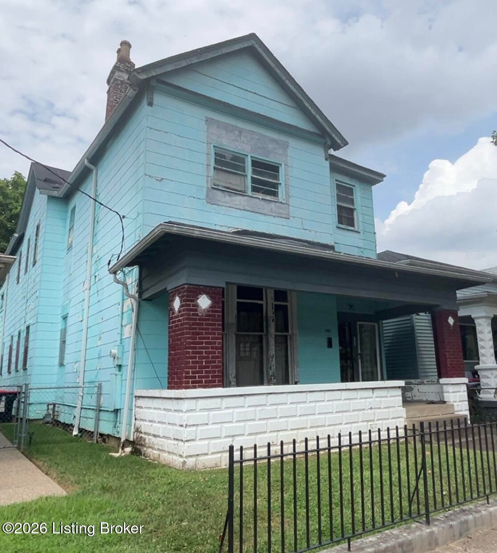 Photo of 1823 W Chestnut St, Louisville, KY 40203 (MLS # 1726330)