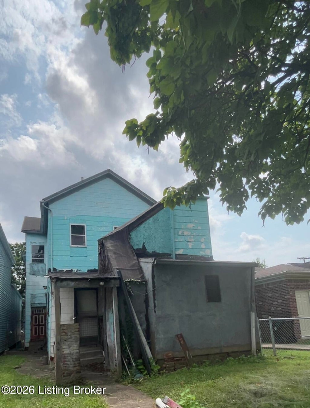 Photo of 1823 W Chestnut St, Louisville, KY 40203 (MLS # 1726330)