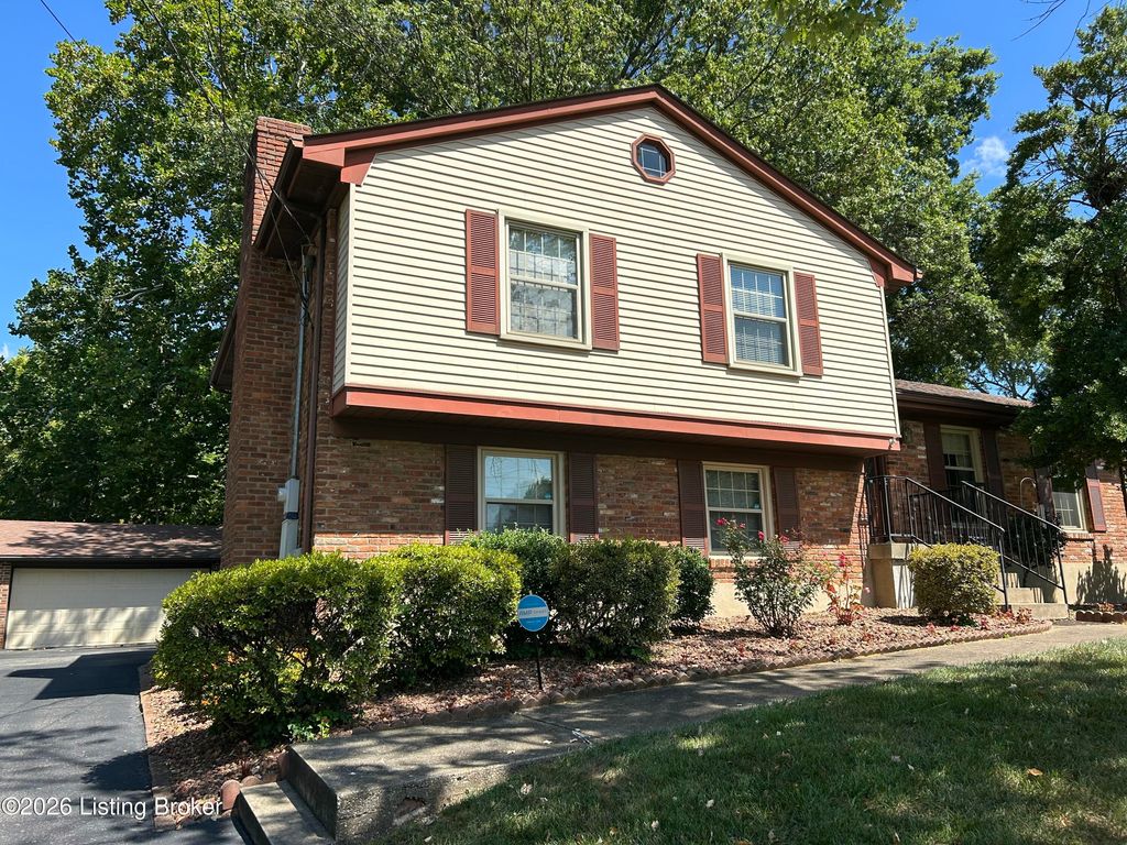 Photo of 7611 Cedar Hollow Dr, Louisville, KY 40291 (MLS # 1710052)