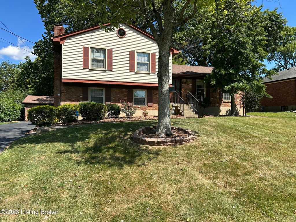 Photo of 7611 Cedar Hollow Dr, Louisville, KY 40291 (MLS # 1710052)