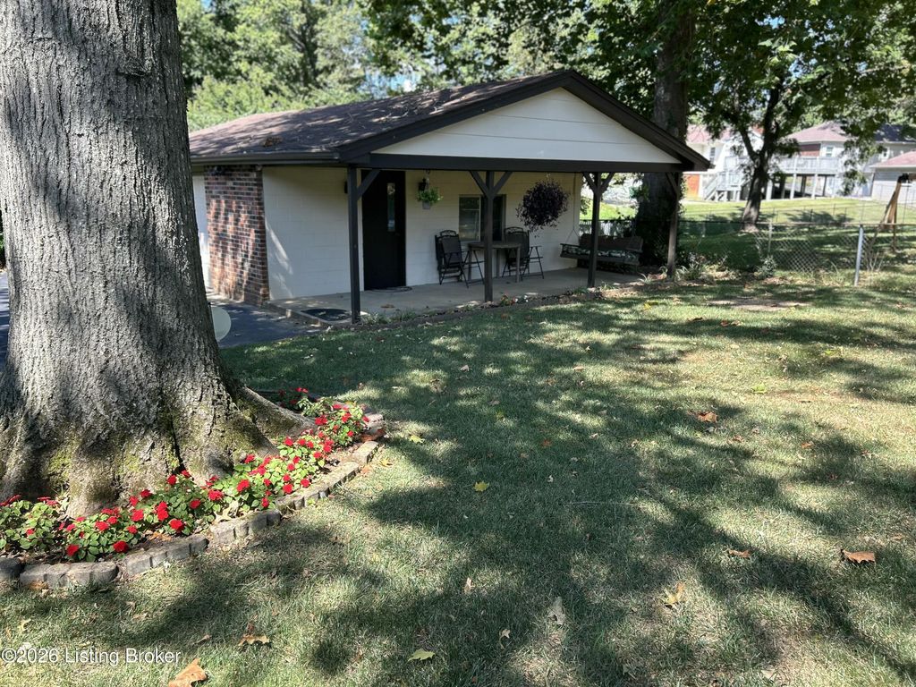 Photo of 7611 Cedar Hollow Dr, Louisville, KY 40291 (MLS # 1710052)