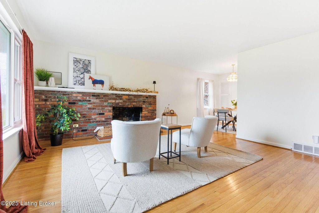 Photo of 4302 Kinloch Rd, Louisville, KY 40207 (MLS # 1704023)