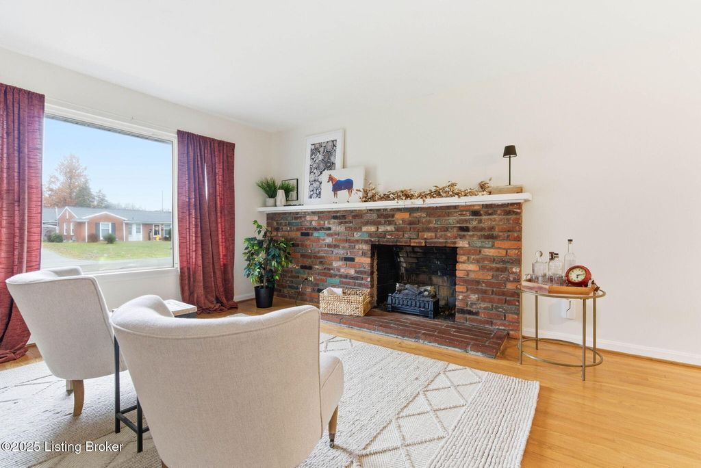 Photo of 4302 Kinloch Rd, Louisville, KY 40207 (MLS # 1704023)