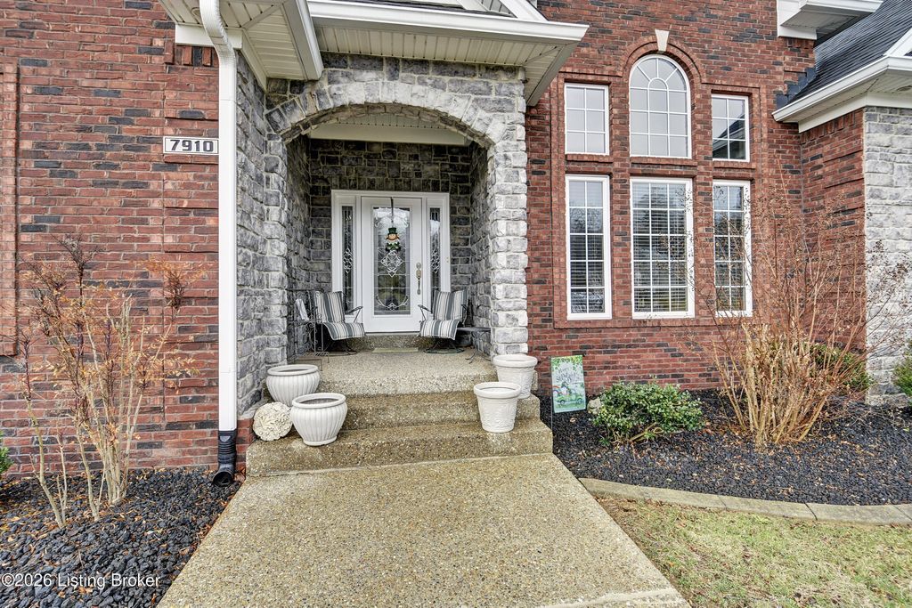 Photo of 7910 Wooded Ridge Dr, Louisville, KY 40214 (MLS # 1709537)