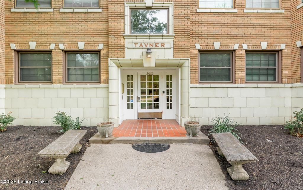 Photo of 2082 Douglass Blvd #APT 17, Louisville, KY 40205 (MLS # 1714677)