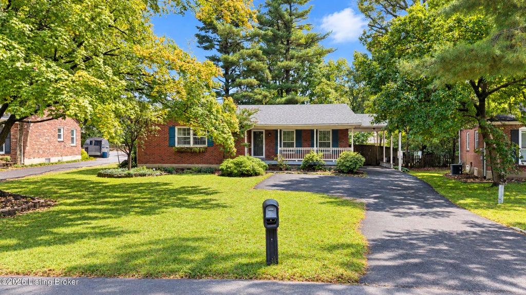 Photo of 1005 Round Table Ct, Louisville, KY 40222 (MLS # 1732121)