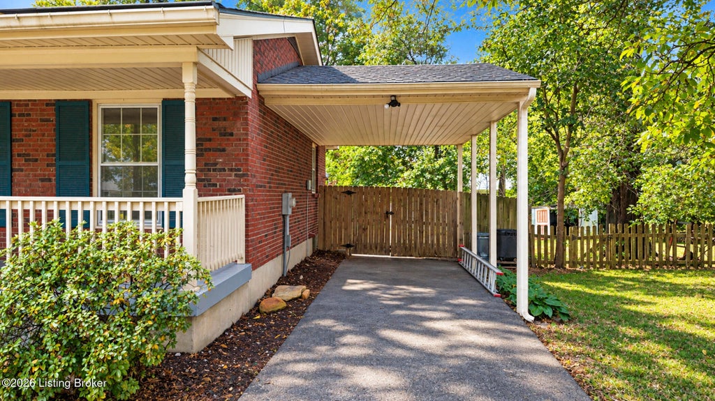 Photo of 1005 Round Table Ct, Louisville, KY 40222 (MLS # 1732121)