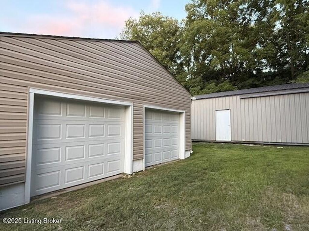 Photo of 636 W Madison St, La Grange, KY 40031 (MLS # 1700044)