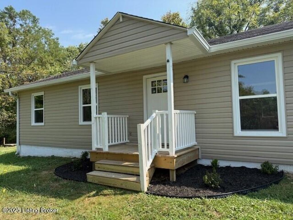 Photo of 636 W Madison St, La Grange, KY 40031 (MLS # 1700044)