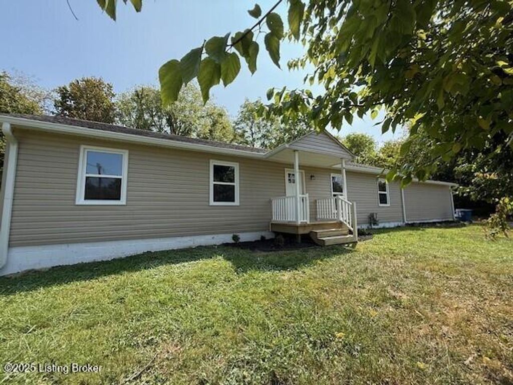 Photo of 636 W Madison St, La Grange, KY 40031 (MLS # 1700044)