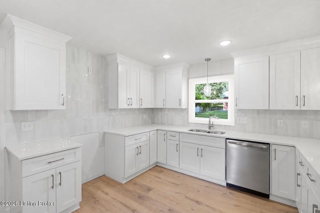 Photo of 386 S Deepwood Dr, Radcliff, KY 40160 (MLS # 1724386)