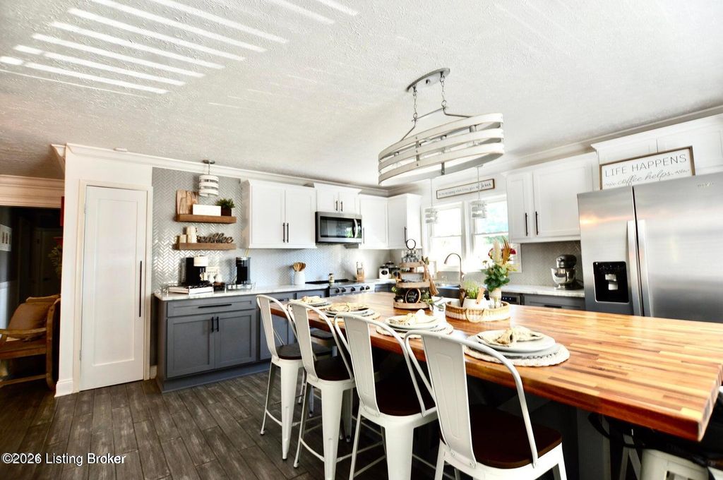 Photo of 5404 Carol Way, Louisville, KY 40214 (MLS # 1715157)