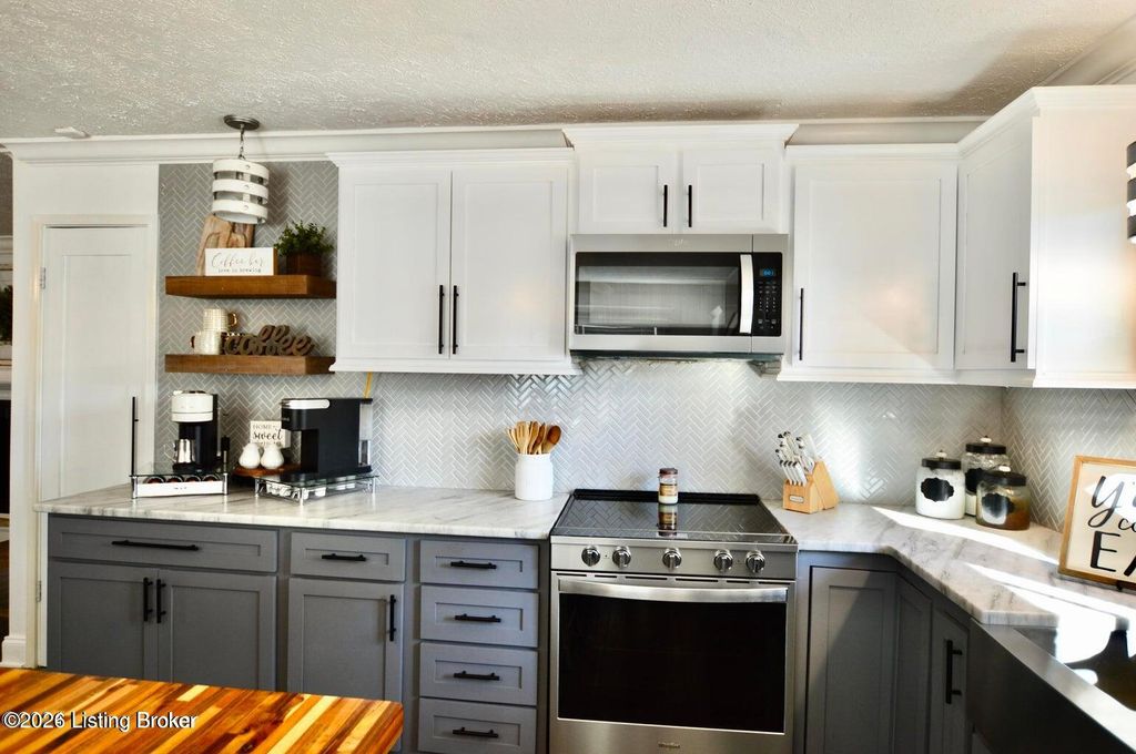 Photo of 5404 Carol Way, Louisville, KY 40214 (MLS # 1715157)