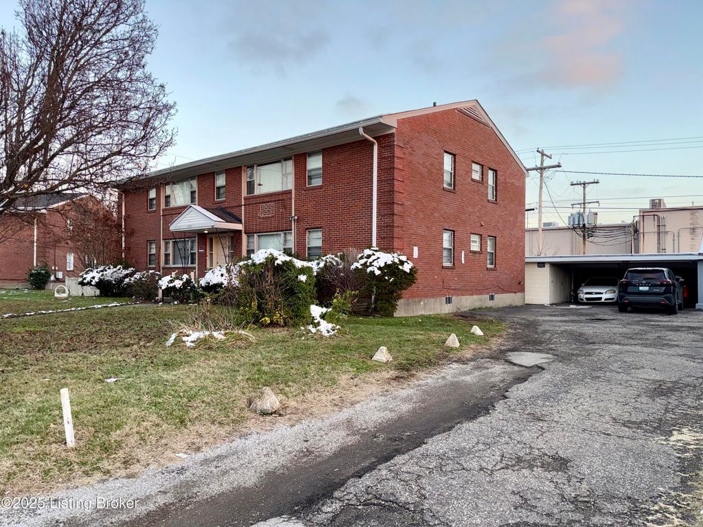 Photo of 2212 Gerald Ct, Louisville, KY 40218 (MLS # 1704998)