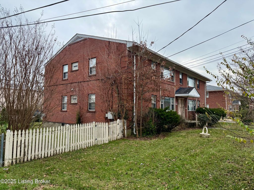 Photo of 2212 Gerald Ct, Louisville, KY 40218 (MLS # 1704998)