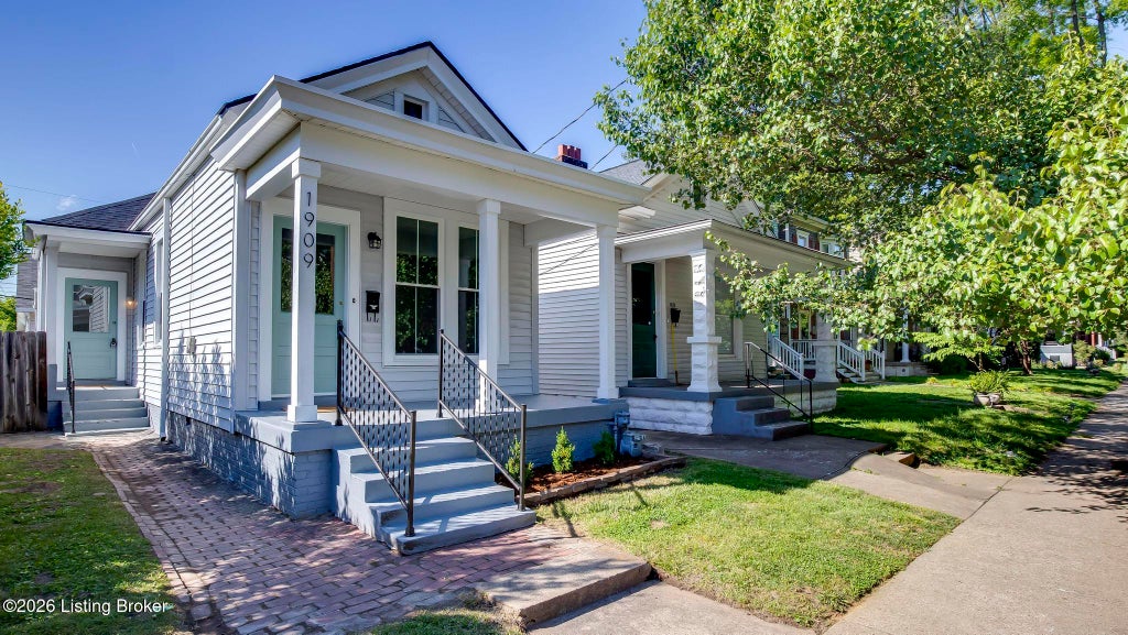 Photo of 1909 Bonnycastle Ave, Louisville, KY 40205 (MLS # 1722377)