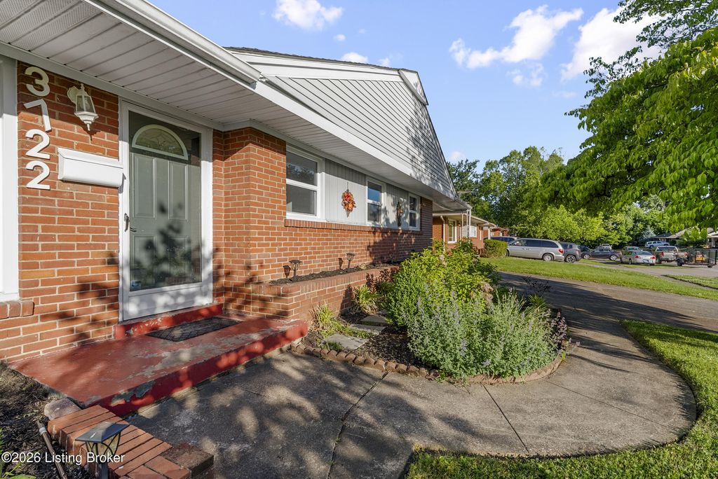 Photo of 3722 Rouge Way, Louisville, KY 40218 (MLS # 1717647)