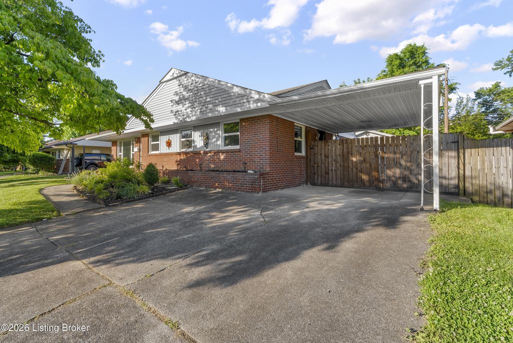 Photo of 3722 Rouge Way, Louisville, KY 40218 (MLS # 1717647)