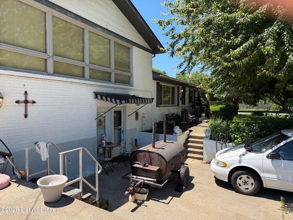 Photo of 4717 Idle Hour Dr, Louisville, KY 40216 (MLS # 1717637)