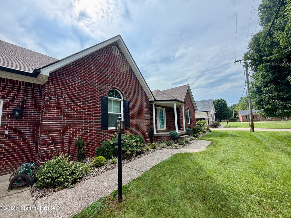 Photo of 2025 Shannon Dr, Bardstown, KY 40004 (MLS # 1722558)