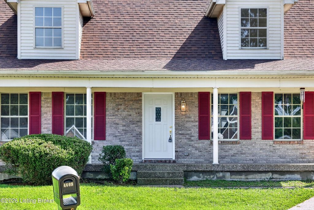 Photo of 4609 Slate Run Ct, Louisville, KY 40229 (MLS # 1723003)