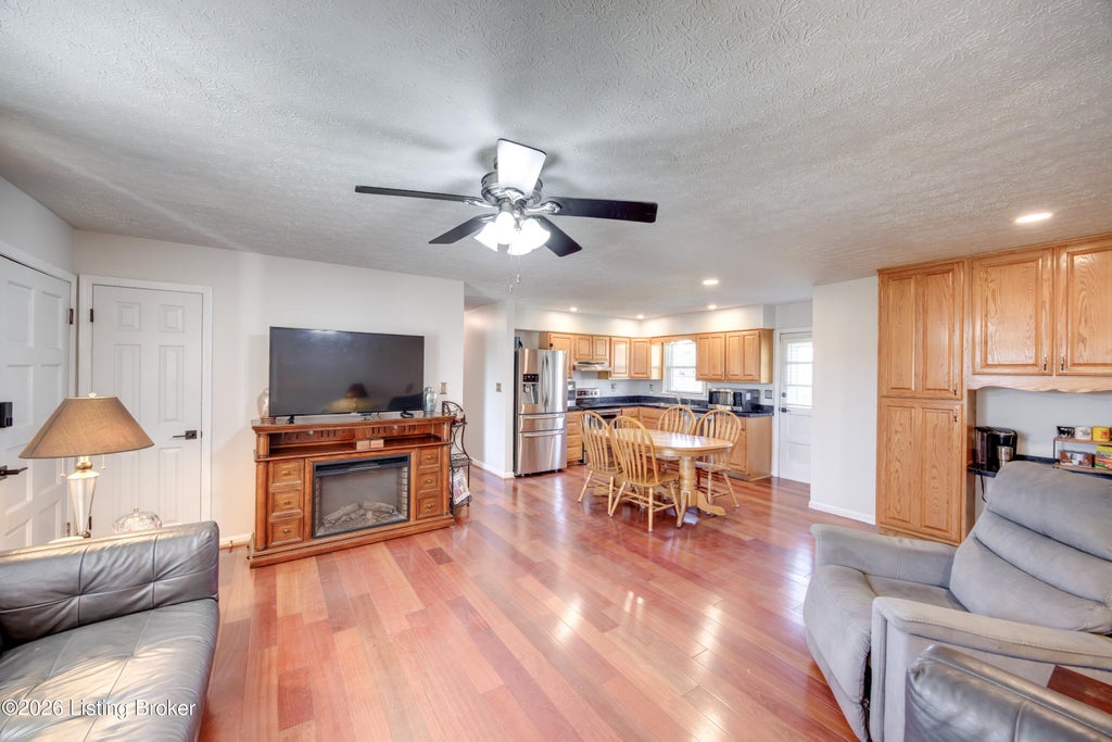 Photo of 6602 Cady Dr, Louisville, KY 40258 (MLS # 1732972)