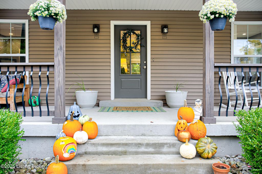 Photo of 1718 Hoffman Dr, La Grange, KY 40031 (MLS # 1702229)