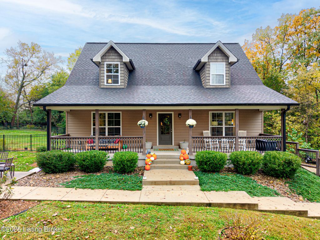 Photo of 1718 Hoffman Dr, La Grange, KY 40031 (MLS # 1702229)