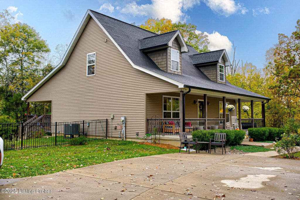 Photo of 1718 Hoffman Dr, La Grange, KY 40031 (MLS # 1702229)