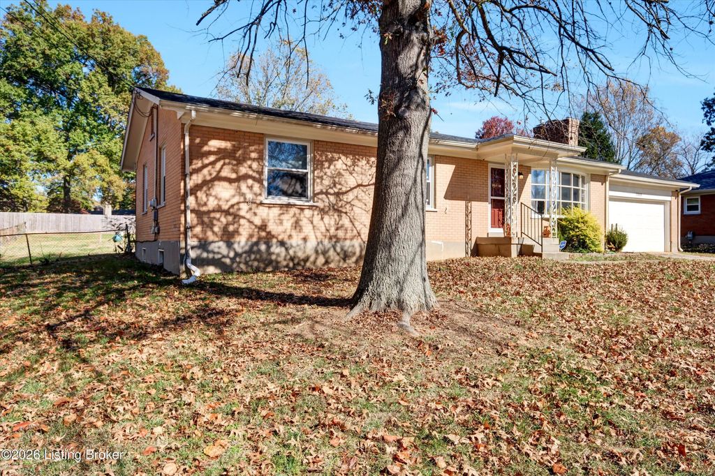Photo of 4212 Silvercreek Rd, Louisville, KY 40272 (MLS # 1712075)