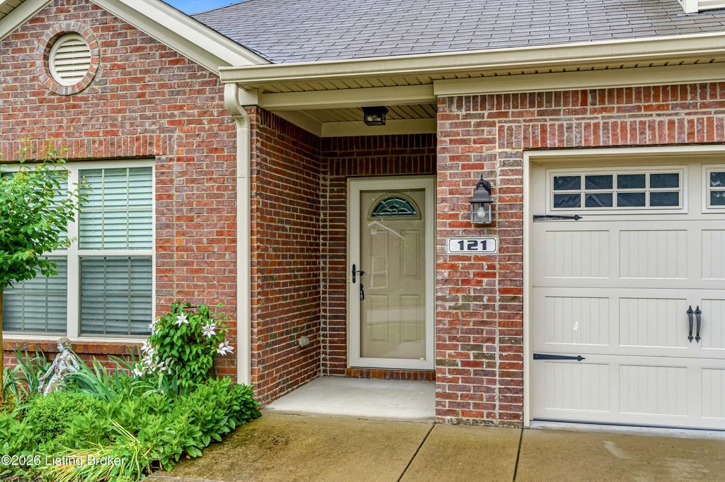 Photo of 121 Twin Brook Ct, Shelbyville, KY 40065 (MLS # 1718604)