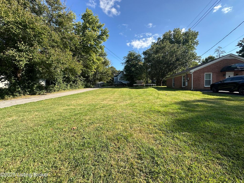 Photo of 303 E Jefferson St, La Grange, KY 40031 (MLS # 1698042)
