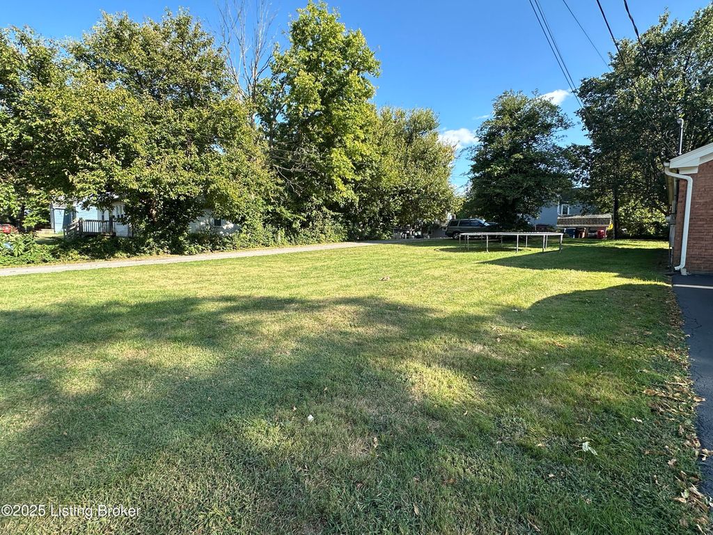 Photo of 303 E Jefferson St, La Grange, KY 40031 (MLS # 1698042)