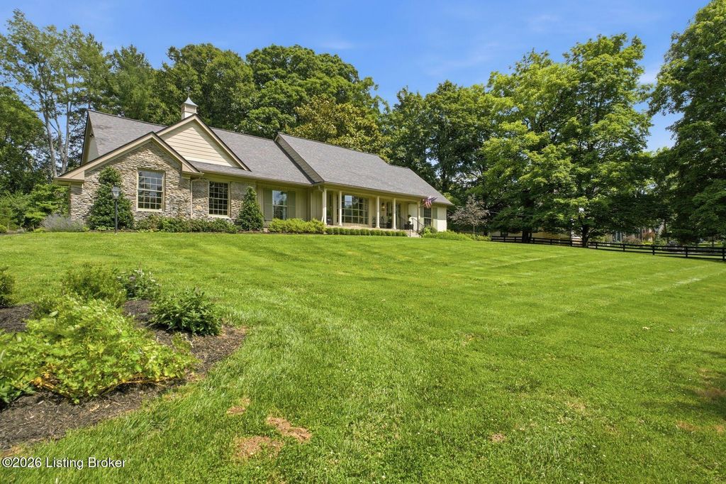 Photo of 1705 Cold Springs Rd, Anchorage, KY 40223 (MLS # 1720360)