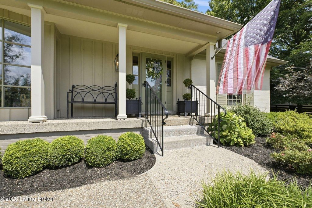 Photo of 1705 Cold Springs Rd, Anchorage, KY 40223 (MLS # 1720360)