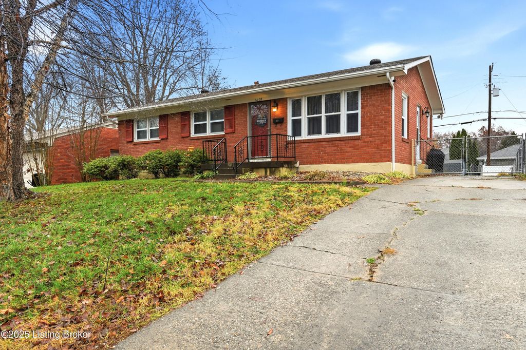 Photo of 1033 Cristland Rd, Louisville, KY 40214 (MLS # 1704256)