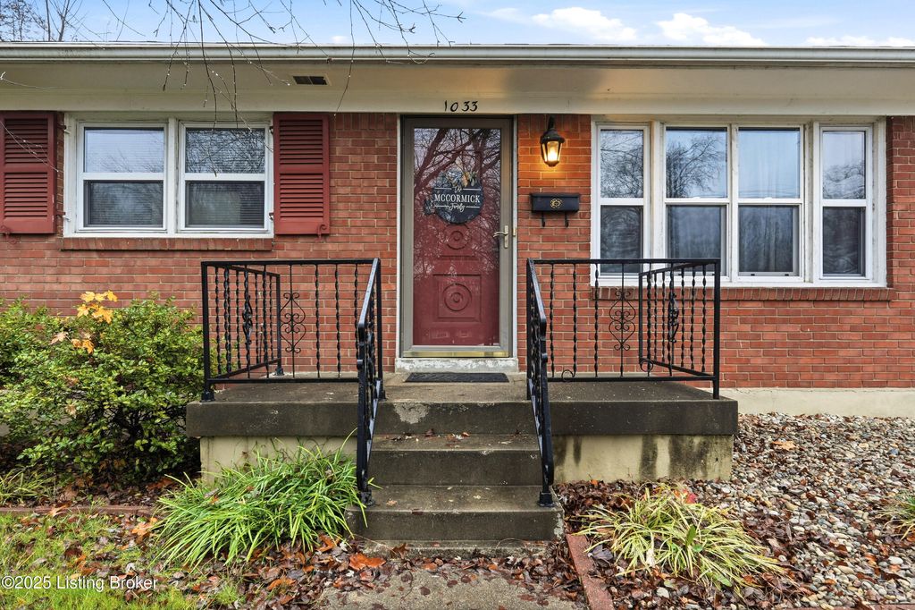 Photo of 1033 Cristland Rd, Louisville, KY 40214 (MLS # 1704256)