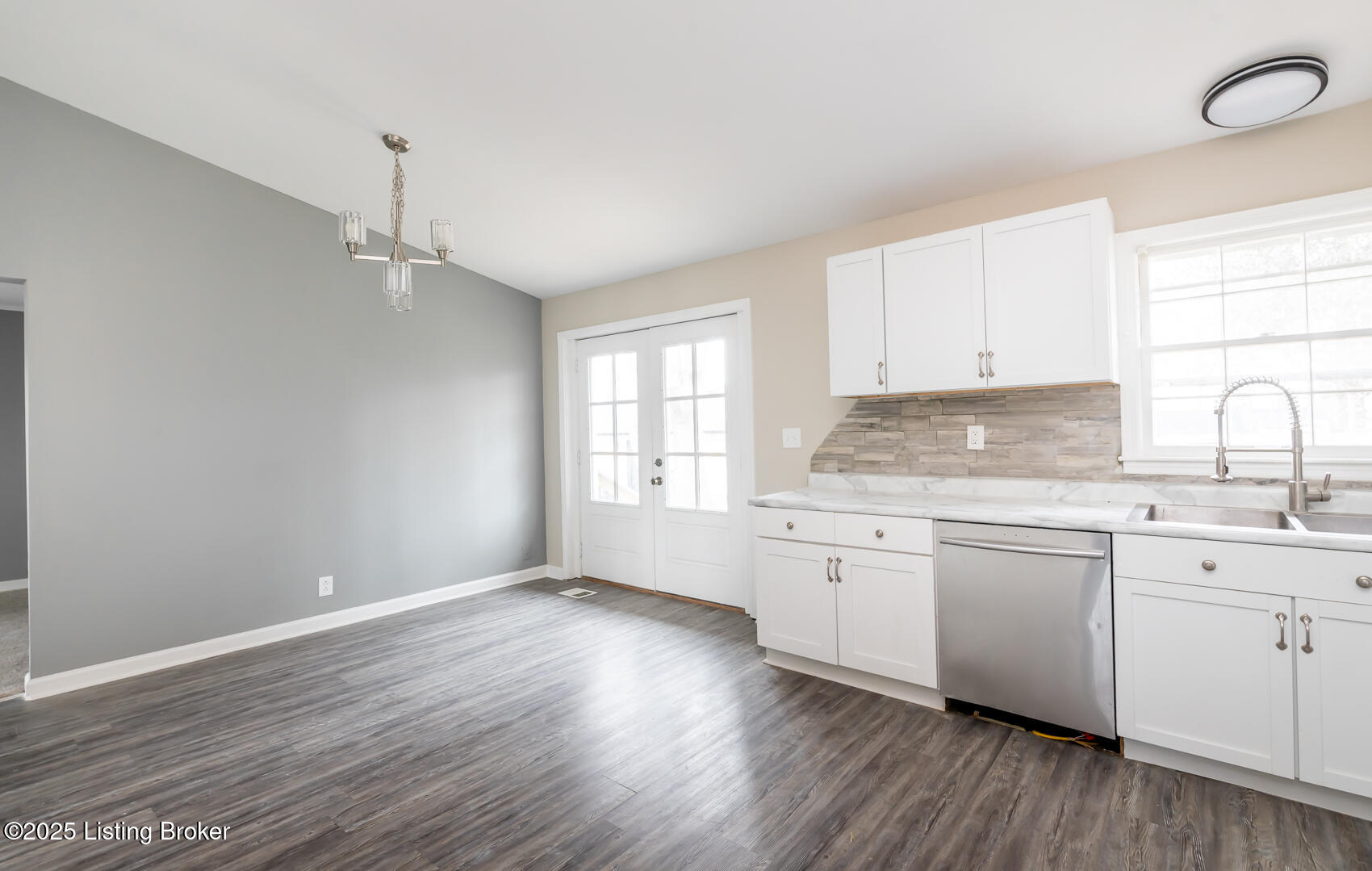 2401 Woodmont Dr, Louisville, Pennsylvania image 4