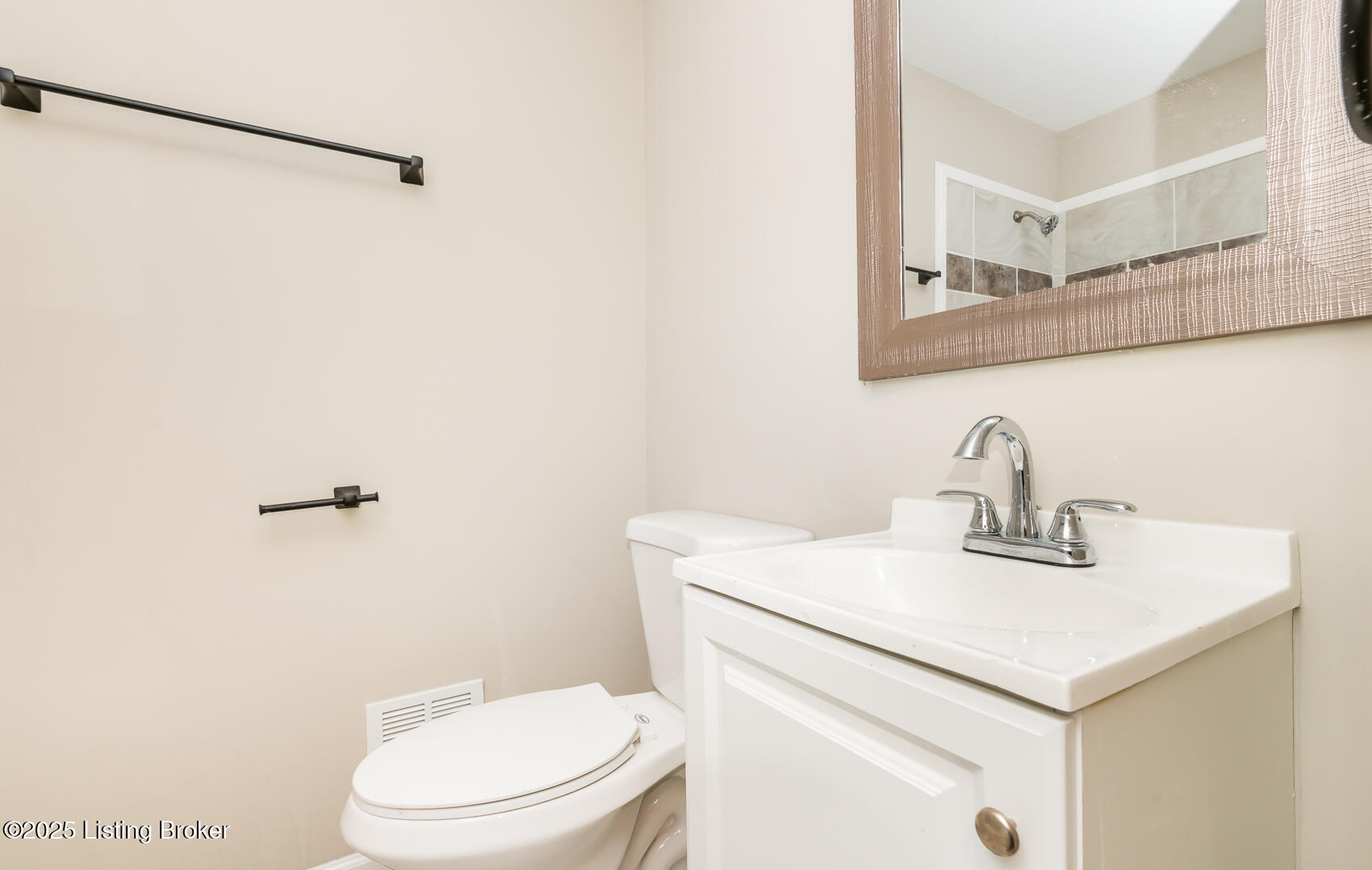 2401 Woodmont Dr, Louisville, Pennsylvania image 10