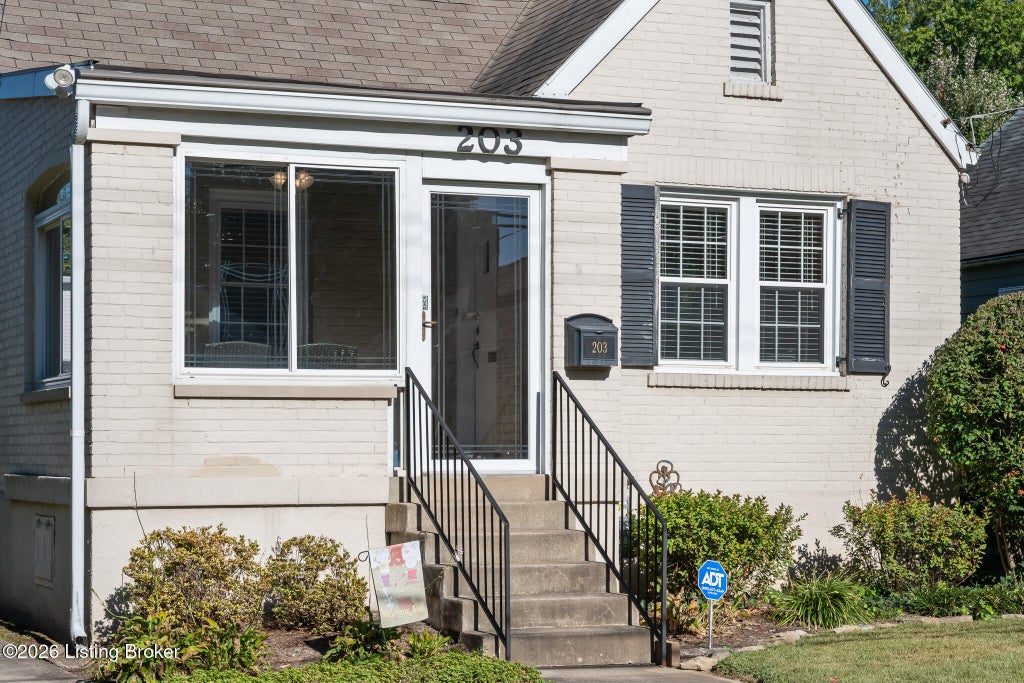 Photo of 203 Iola Rd, Louisville, KY 40207 (MLS # 1731315)