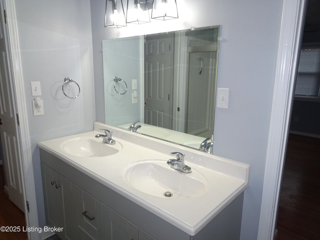 Photo of 3113 Kaye Lawn Dr, Louisville, KY 40220 (MLS # 1705239)