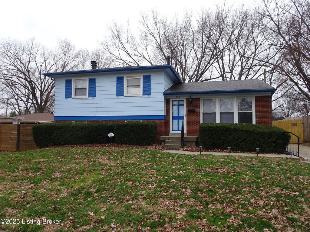Photo of 3113 Kaye Lawn Dr, Louisville, KY 40220 (MLS # 1705239)