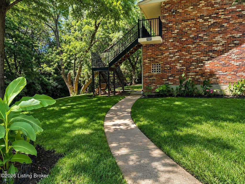Photo of 3501 Paragon Ct #UNIT 30, Louisville, KY 40218 (MLS # 1726648)
