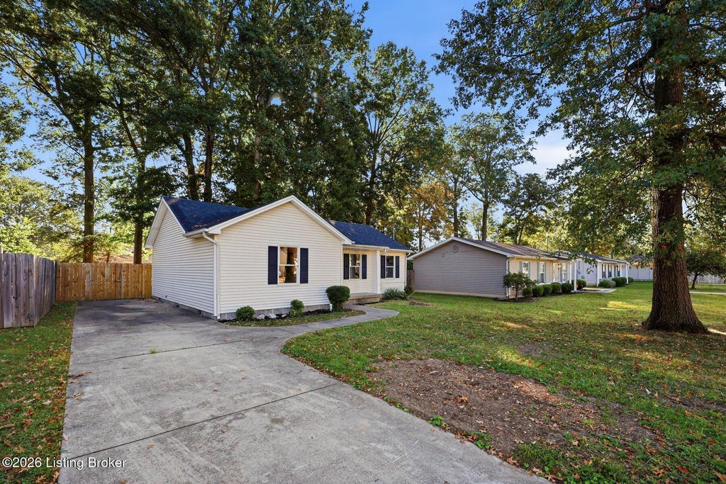 Photo of 1430 Forest Dr, Louisville, KY 40219 (MLS # 1731456)