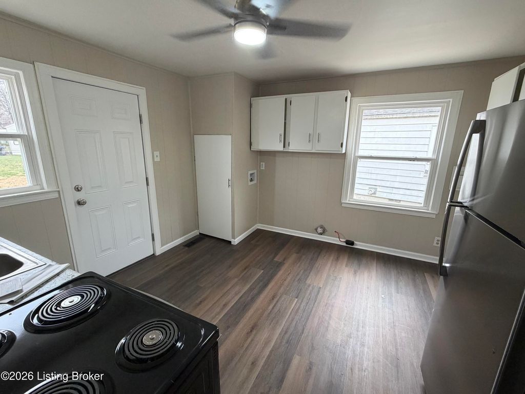 Photo of 1006 Navaho Pl, Louisville, KY 40215 (MLS # 1712354)