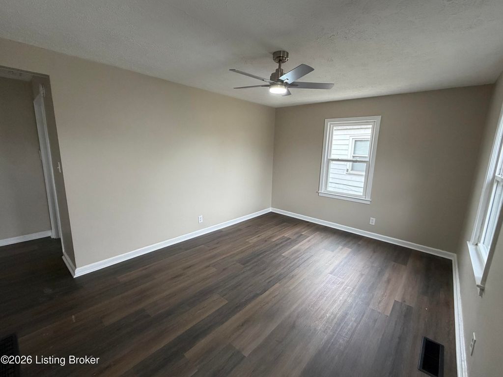 Photo of 1006 Navaho Pl, Louisville, KY 40215 (MLS # 1712354)