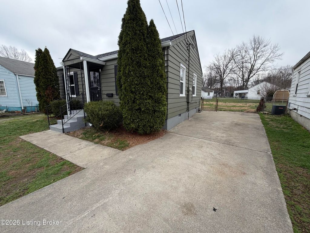 Photo of 1006 Navaho Pl, Louisville, KY 40215 (MLS # 1712354)